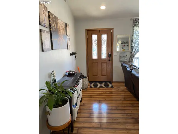 990 ARTHUR AVE, Cottage Grove, OR 97424