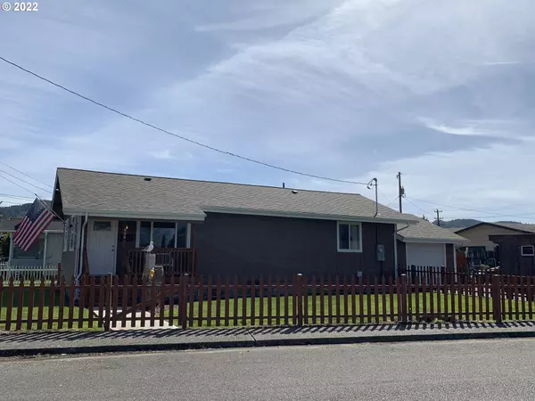 Reedsport, OR 97467,906 JUNIPER AVE