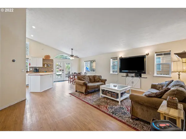 15063 SE ELM PARK DR, Clackamas, OR 97015