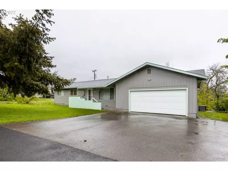 70 SE RONALD ST, Winston, OR 97496