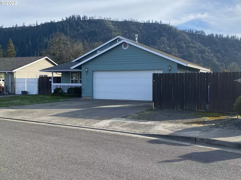 575 SE PARKWAY DR, Winston, OR 97496