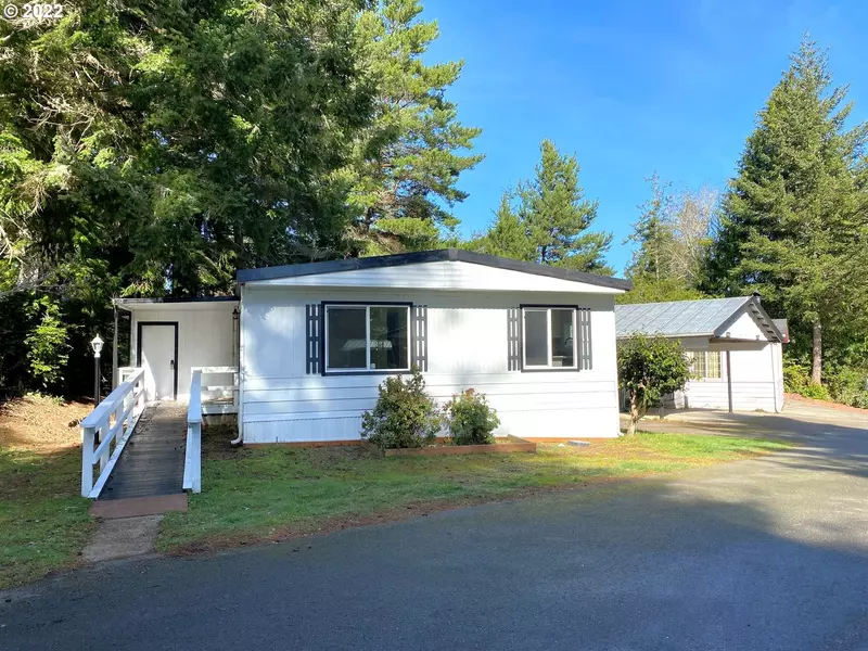 640 VILLAGE PINES DR, Coos Bay, OR 97420