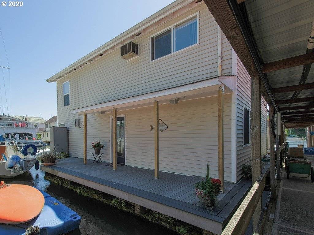 160 N Tomahawk Island DR, Portland, OR 97217