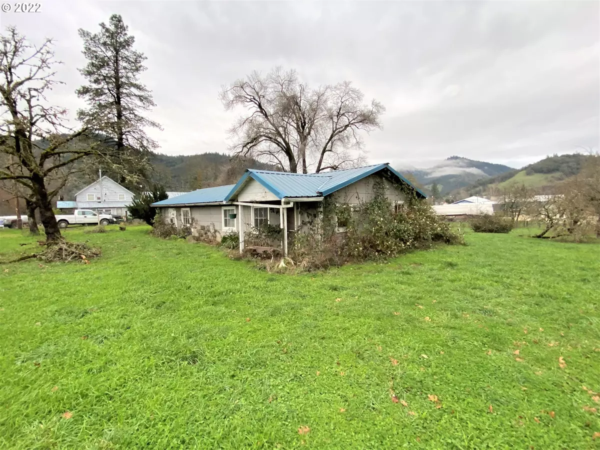 Myrtle Creek, OR 97457,121 NORTON LN