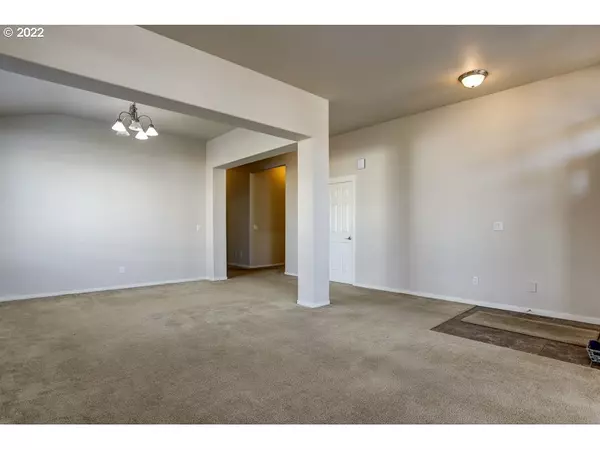 Redmond, OR 97756,552 NE APACHE CIR