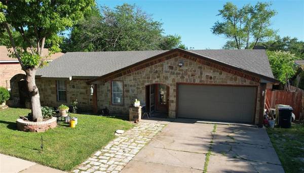 302 Stonecreek Drive, Arlington, TX 76014