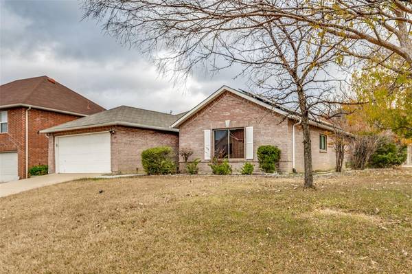 317 Willow Oak Drive, Fort Worth, TX 76112