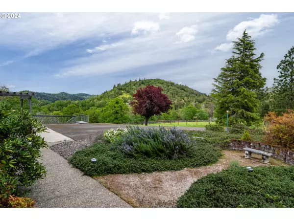 Roseburg, OR 97471,1051 GARDEN GROVE DR