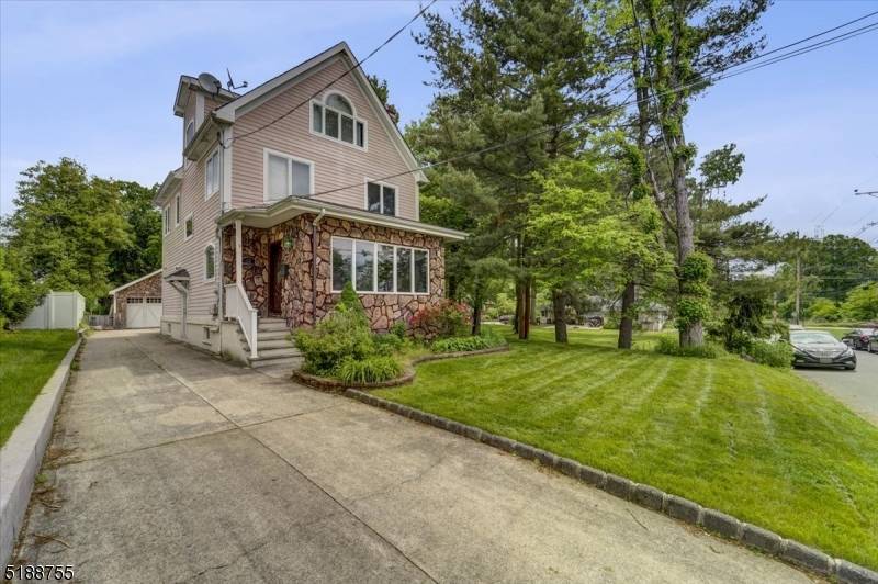 Livingston Twp., NJ 07039,12 Dickinson Ln