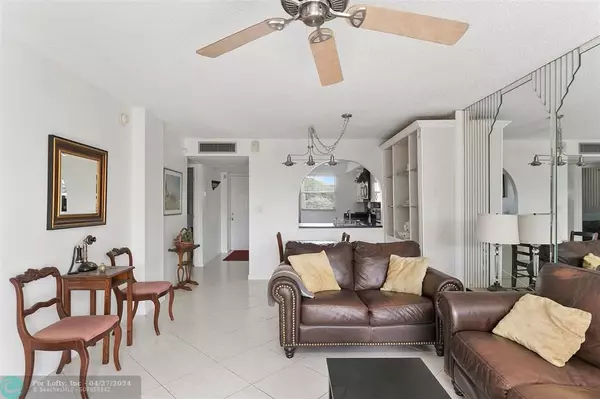 Oakland Park, FL 33309,112 Royal Park Dr  #2H