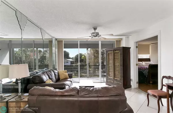 Oakland Park, FL 33309,112 Royal Park Dr  #2H