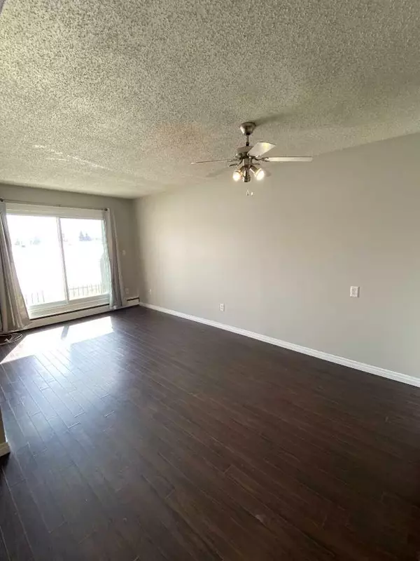 Calgary, AB T3Y 0H1,4512 75 ST NW #304