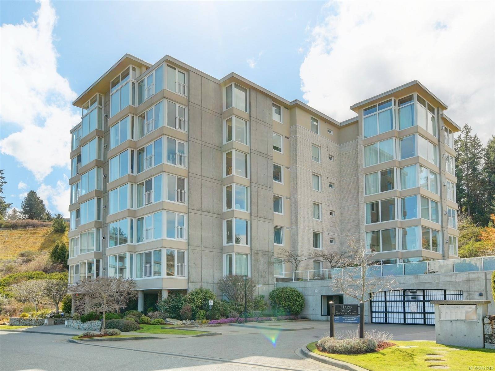 Saanich, BC V8Y 3H9,5350 Sayward Hill Cres #604
