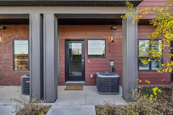 Calgary, AB T3B 6J2,614 Greenbriar Common NW