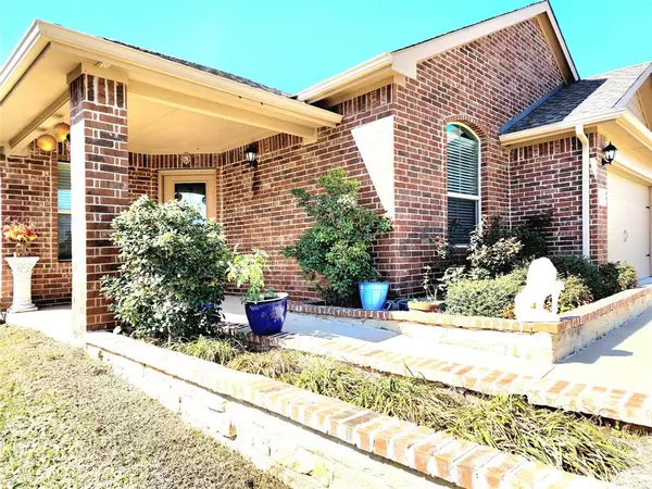 8212 Windsor Forest Drive, Fort Worth, TX 76120