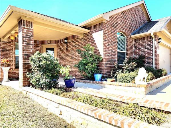 8212 Windsor Forest Drive, Fort Worth, TX 76120