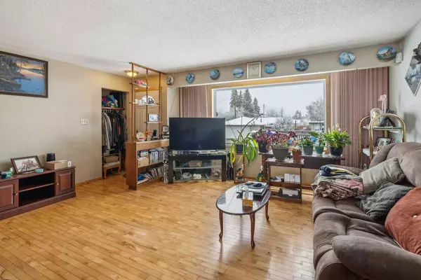 Calgary, AB T3B 1W8,7711 37 AVE NW