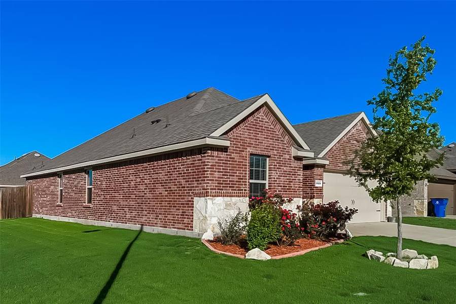 1529 Woodlake Drive, Waxahachie, TX 75165