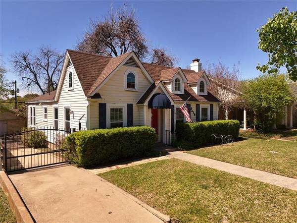 2610 S Adams Street,  Fort Worth,  TX 76110