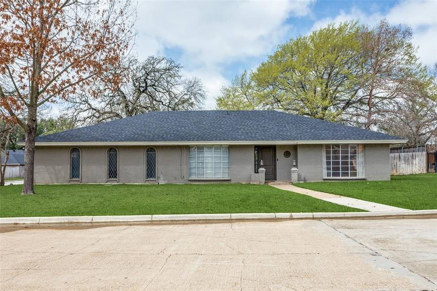 1325 Clover Hill Road, Mansfield, TX 76063