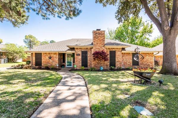 2703 Winding Oaks Drive,  Arlington,  TX 76016