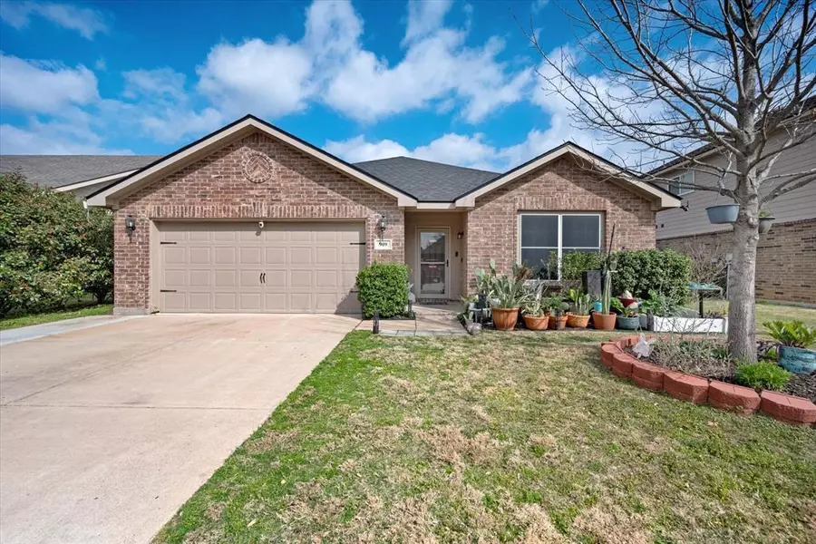 909 Penny Royal Court, Arlington, TX 76002