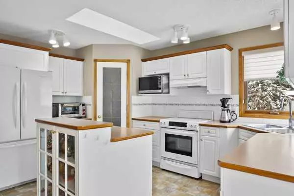 Calgary, AB T2J6K5,55 Deerbrook CRES SE