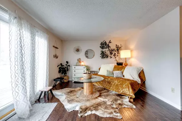 Calgary, AB T3B 2K6,4732 70 ST NW