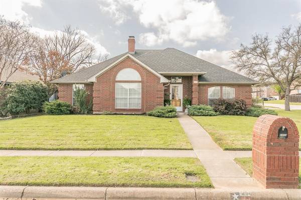 2909 Clairemont Lane, Euless, TX 76039