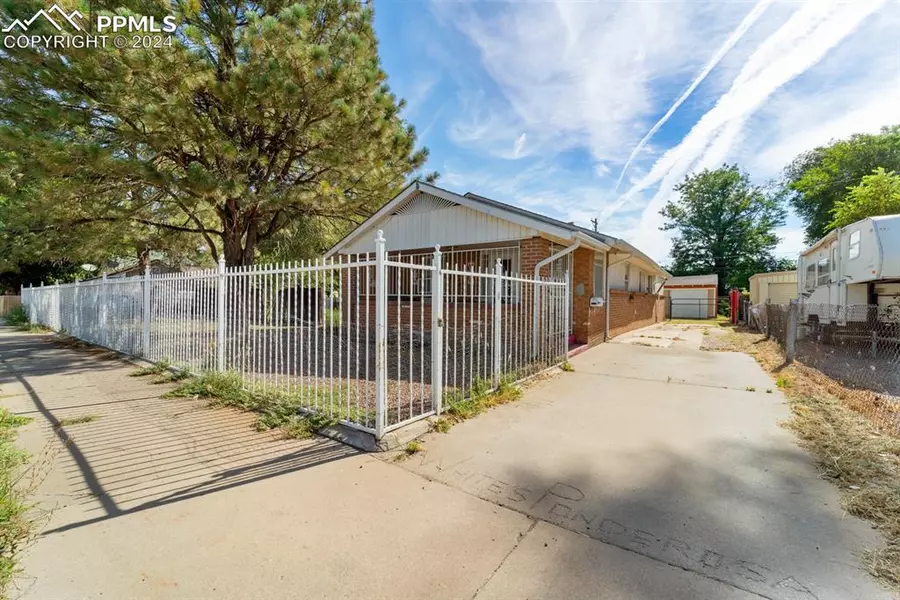 1136 E Abriendo AVE, Pueblo, CO 81004