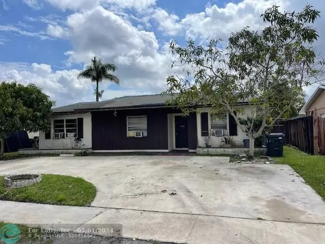 7696 SW 7th St, North Lauderdale, FL 33068