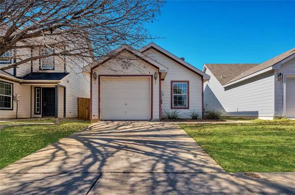 10700 Many Oaks Drive, Fort Worth, TX 76140