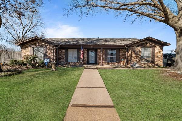 204 Shady Lake Drive, Hurst, TX 76054