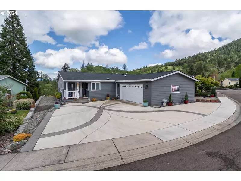 204 LUCKY RIDGE LOOP, Canyonville, OR 97417