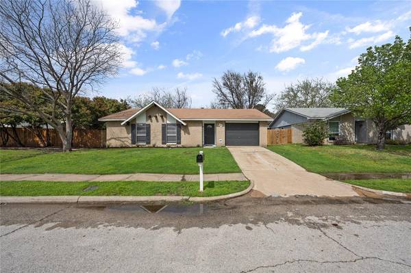 606 S Holiday Drive, Grand Prairie, TX 75052