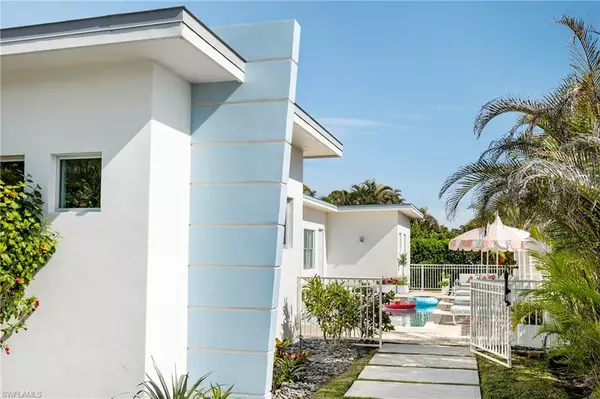 10042 Vanderbilt DR, Naples, FL 34108