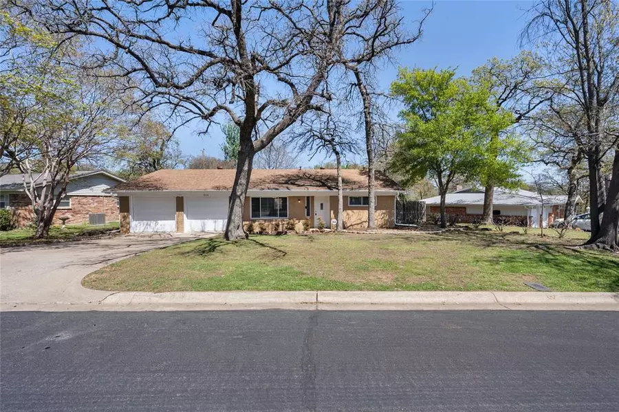 904 Trailwood Drive, Hurst, TX 76053