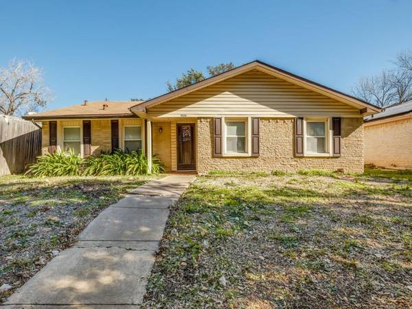 3526 S Elm Drive, Grand Prairie, TX 75052