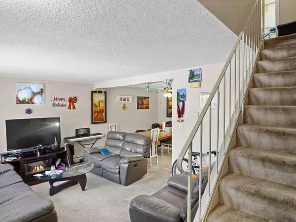 Calgary, AB T3H 3H4,3809 45 ST SW #11