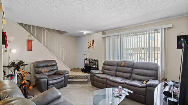 Calgary, AB T3H 3H4,3809 45 ST SW #11