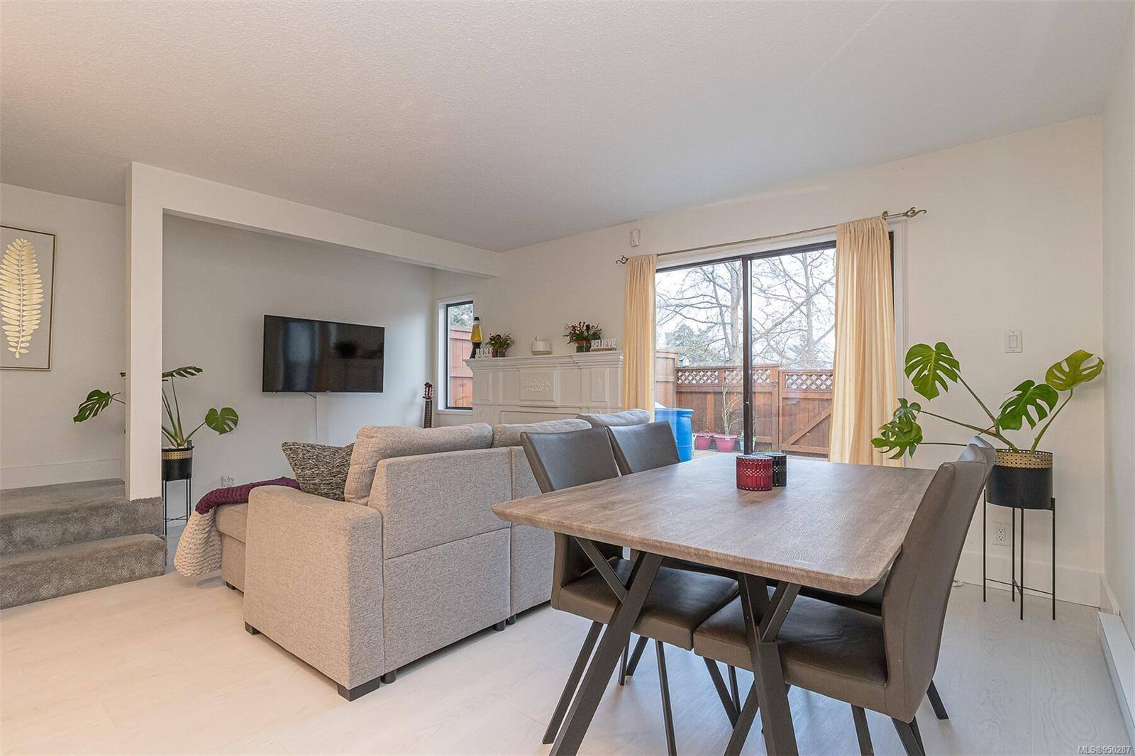 Saanich, BC V8Z 2E3,642 Agnes St #203