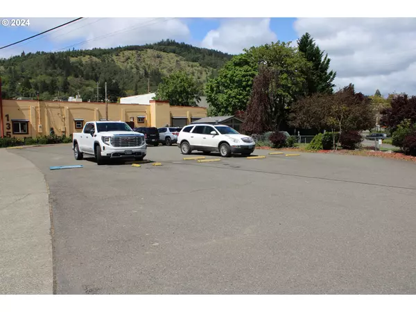 141 S MAIN ST, Myrtle Creek, OR 97457