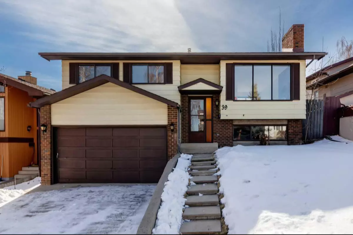 Calgary, AB T3K 1W9,39 Beaconsfield WAY NW