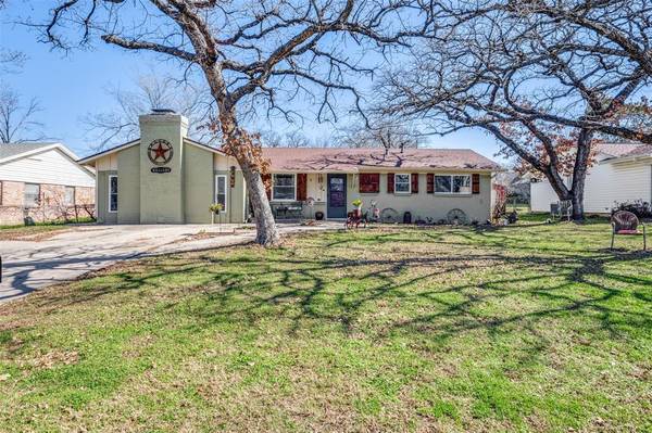 712 Paula Street, Kennedale, TX 76060