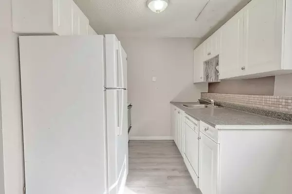 Calgary, AB T3B 3P3,8112 36 AVE NW #30