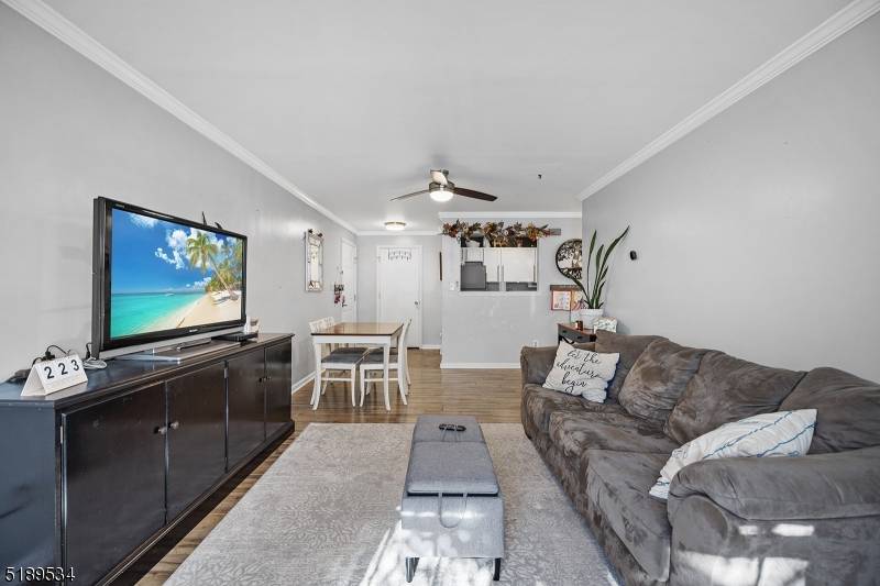 9 Rolling Hill Rd, Clinton Town, NJ 08809