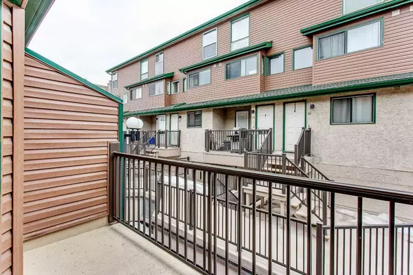 Calgary, AB T2T 5S3,2400 15 ST SW #18