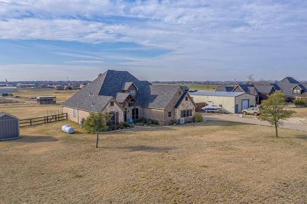 6200 Meadowlands Drive, Krum, TX 76249