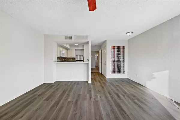 Dallas, TX 75243,9813 Walnut Street #208