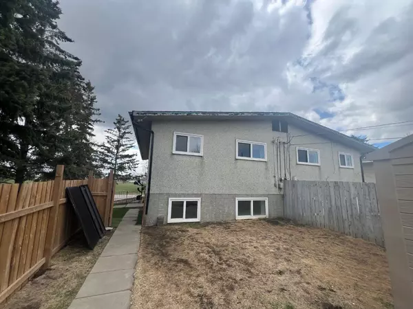 Calgary, AB T2K0L6,424 60 AVE NE